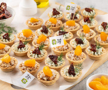 Тарталетки с салатами из курицы и мандаринов 40 шт.