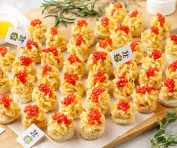 Канапе с сыром и красной икрой 40 шт.
