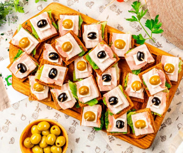 Канапе с грудинкой и фетой 24 шт.