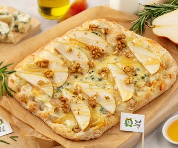 Римская пицца с грушей и сыром дор блю