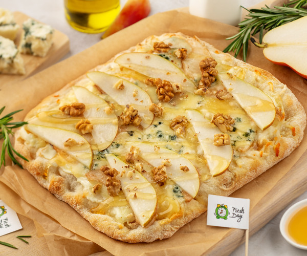 Римская пицца с грушей и сыром дор блю