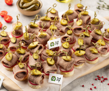 Канапе с говяжьим языком и корнишонами 35 шт.