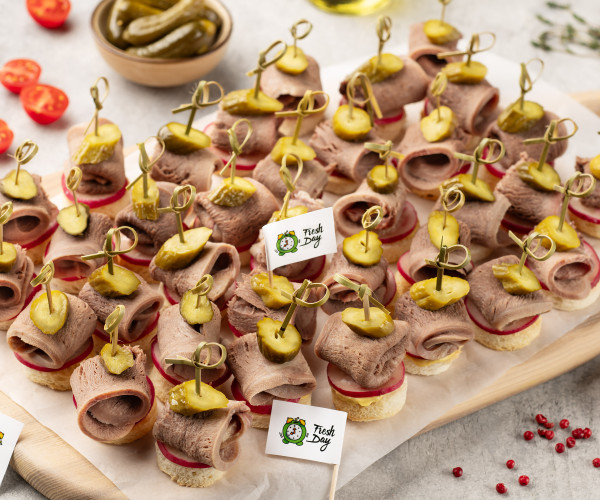 Канапе с говяжьим языком и корнишонами 75 шт.