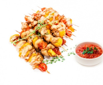 Мини-шашлычки из индейки с соусом сацебели